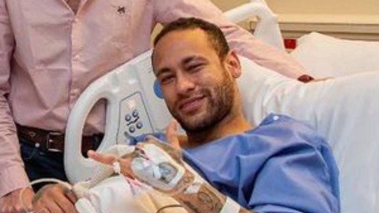 Neymar aparece em cama de hospital após passar por cirurgia