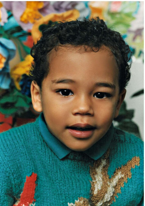 Olivier em 1988, aos 2 anos, usando suéter tricotado por sua avó  (Foto: Divulgação)