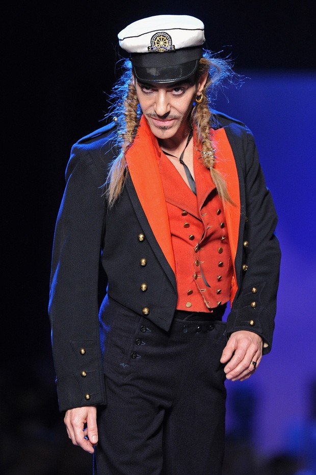 John Galliano em 2010 ainda quando estava na Dior (Foto: Getty Images)