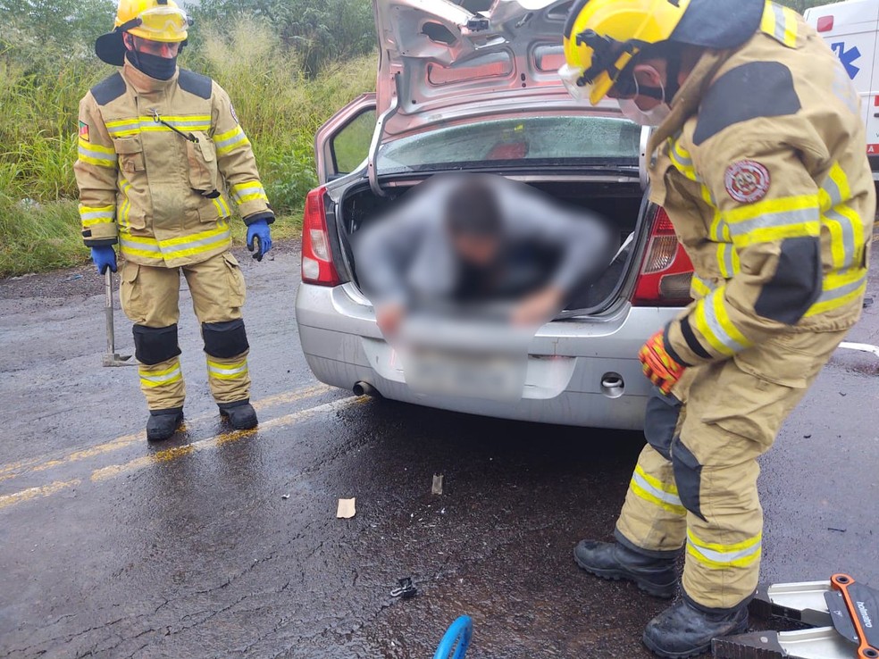 Homem deixa porta-malas do carro depois do acidente na ERS-122, em Farroupilha — Foto: Corpo de Bombeiros Militar/Divulgação