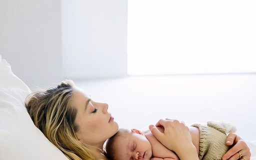 Amber Heard anuncia nascimento de filha por barriga de aluguel