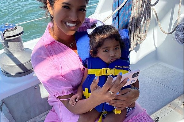 A filha mais velha de Kobe Bryant na companhia da irmã mais nova em um passeio de barco (Foto: Instagram)
