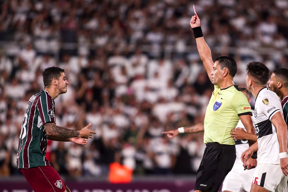 Nino � expulso em Olimpia x Fluminense, pela Libertadores � Foto: Staff images/CONMEBOL