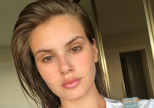 Camila Queiroz aparece de sem make e encanta seguidores ...
