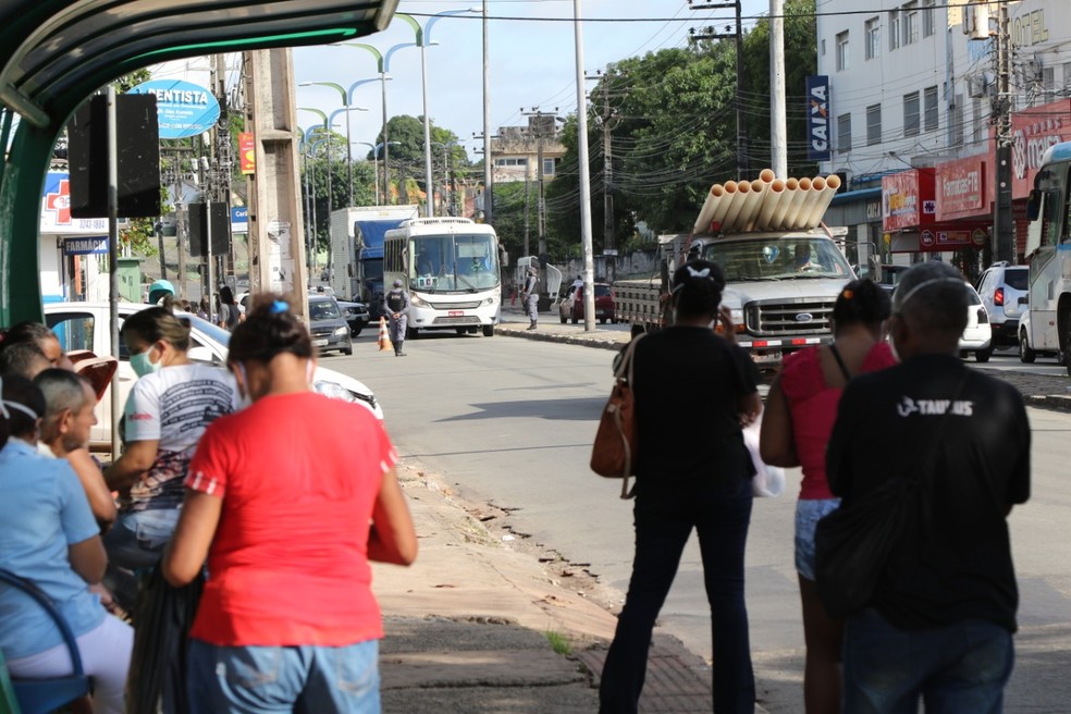 SÃO LUÍS (MA) - Paradas de ônibus com movimentação acima do esperado. Ao fundo, barreira policial. — Foto: Adriano Soares/Grupo Mirante.