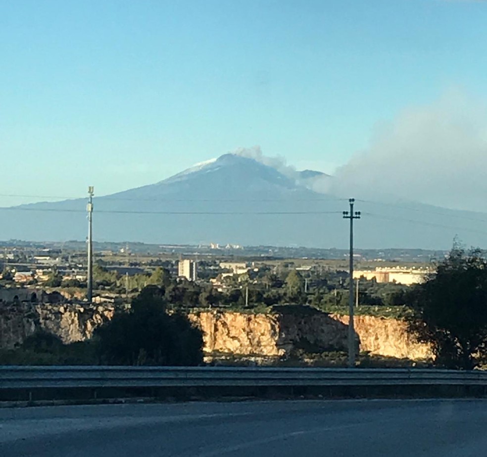 Foto tirada por Gabriel mostra a fumaÃ§a saindo do vulcÃ£o Etna, ainda pela manhÃ£ â Foto: Gabriel Bernardo da Silva/Arquivo pessoal