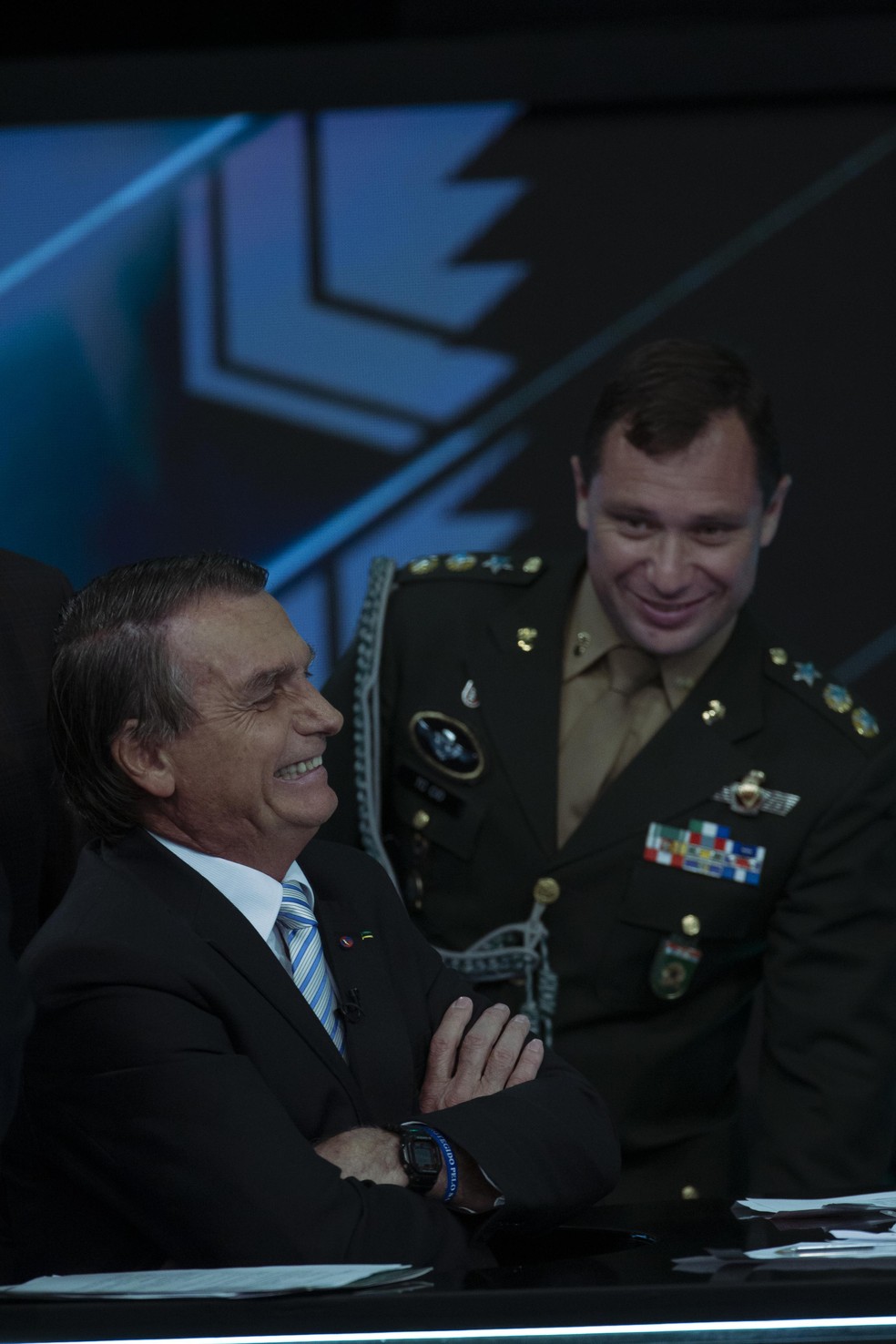 O então presidente Jair Bolsonaro e o ajudante de ordens dele, Mauro Cid — Foto: Edilson Dantas/Agência O Globo