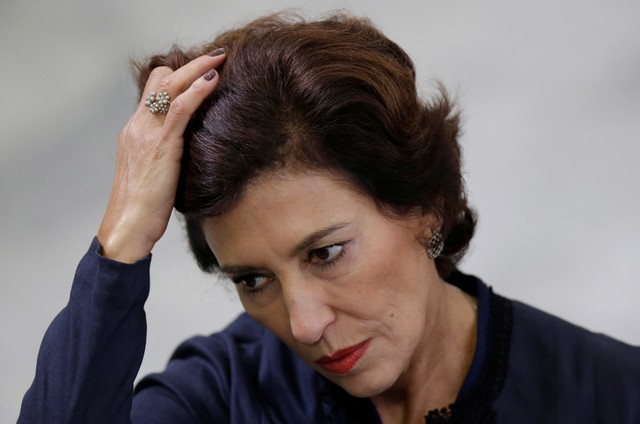 Maria Silvia Bastos, presidente do BNDES, entrega a 