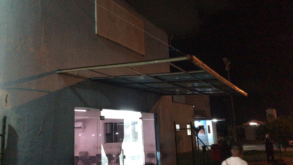 UPA na Zona Norte de Natal suspende atendimento por falta d'água e usa caminhão-pipa para abastecer unidade