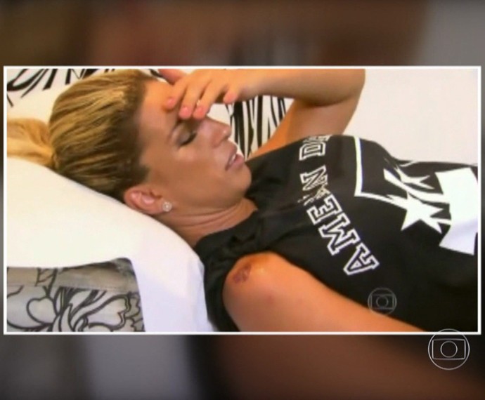 Valesca Popozuda tatuou um beijinho no ombro (Foto: TV Globo)