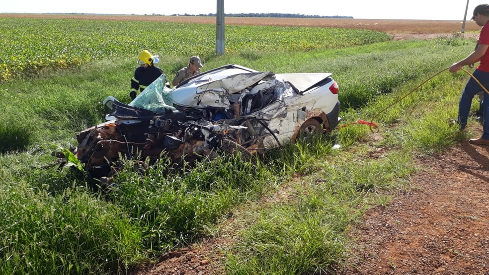 Motorista do carro de passeio morreu no local do acidente — Foto: Bruno Bortolozo/TVCA
