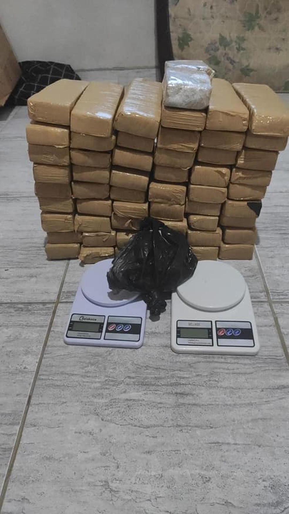 Maconha foi apreendida com homem que se passava por motorista de aplicativo — Foto: Divulgação/Polícia Militar