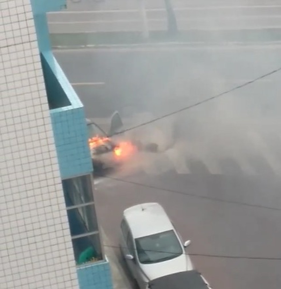 Carro pega fogo e interdita avenida da orla de Praia Grande, SP — Foto: Reprodução/Praia Grande Mil Grau
