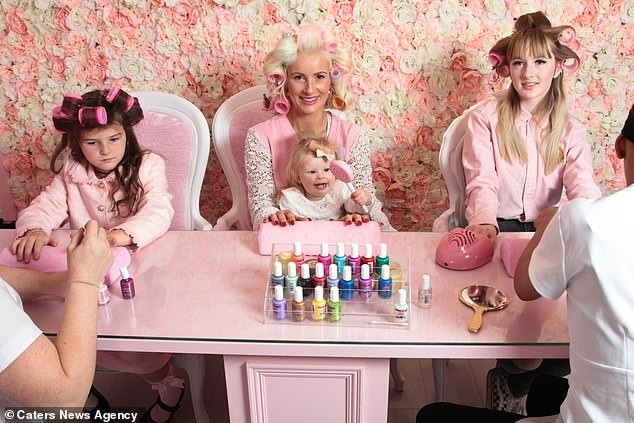 Hannah e as três filhas vão semanalmente ao salão de beleza (Foto: Reprodução)