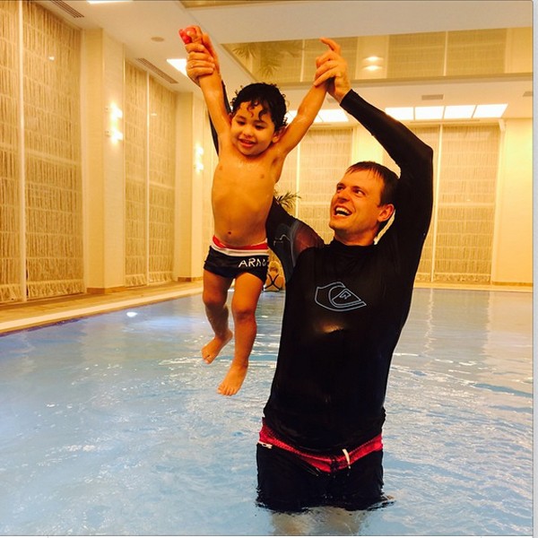 Bruno Lucas brinca com professor de natação (Foto: Reprodução/Instagram)