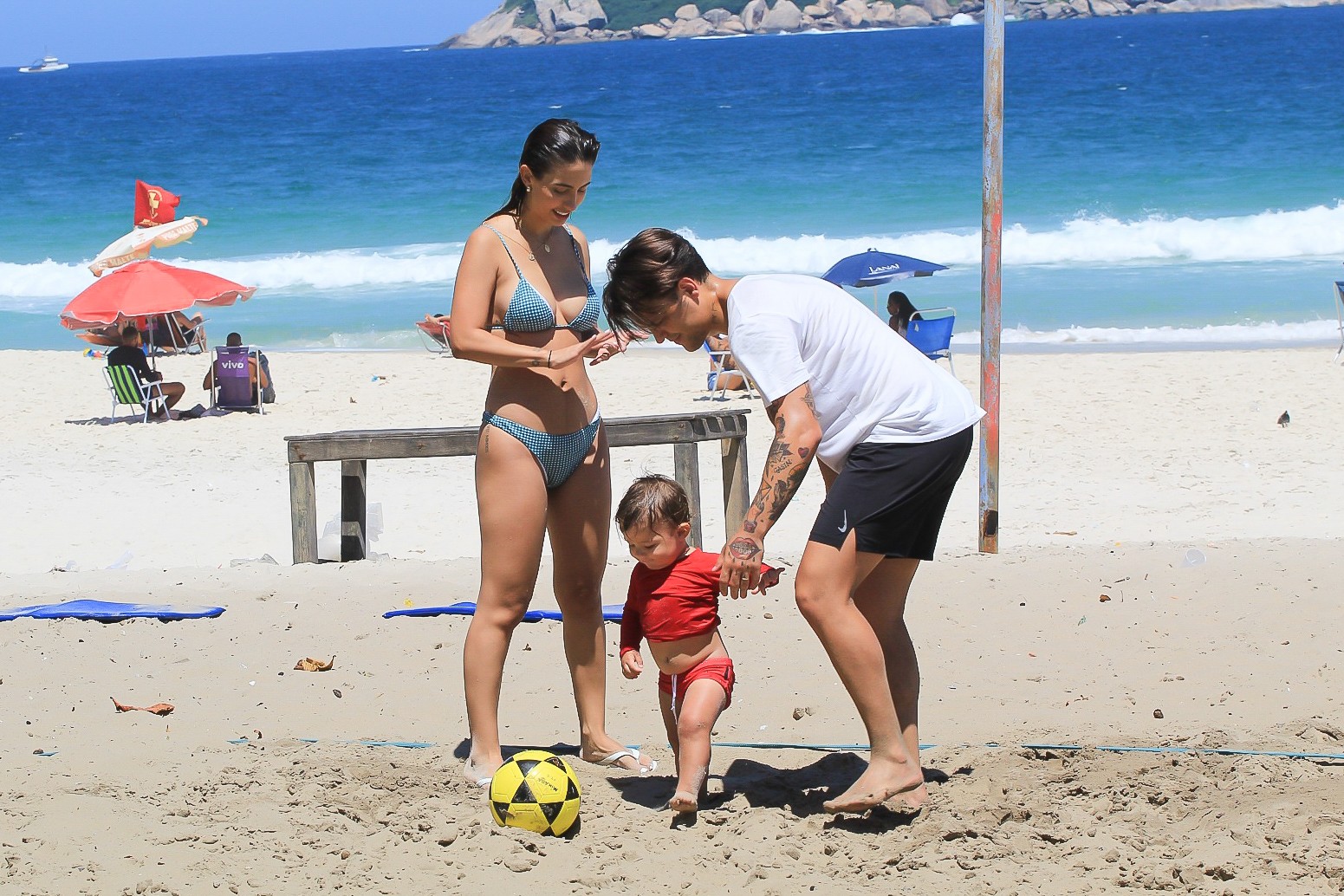 Davi curte praia com os pais, Gabi Brandt e Saulo Poncio (Foto: Fabricio Silva/AgNews)