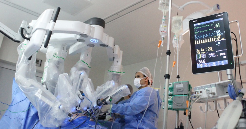 Médico simula os movimentos da cirurgia tradicional, replicados em tempo real e alta precisão pelo robô — Foto: Divulgação/HNSG