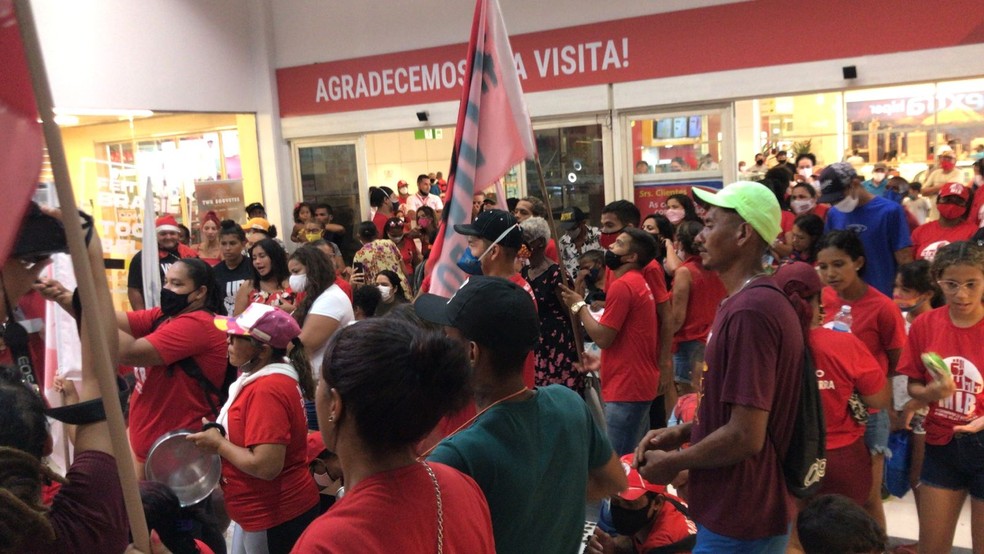 Ocupação do supermercado Extra no shopping Midway Mall em Natal — Foto: Geraldo Jerônimo/Inter TV Cabugi