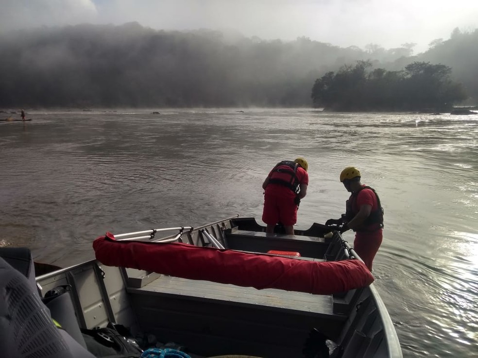 Bombeiros trabalharam por seis dias nas buscas de dois pescadores que desapareceram no Rio Tibagi apÃ³s bote virar (Foto: Alex Durski)