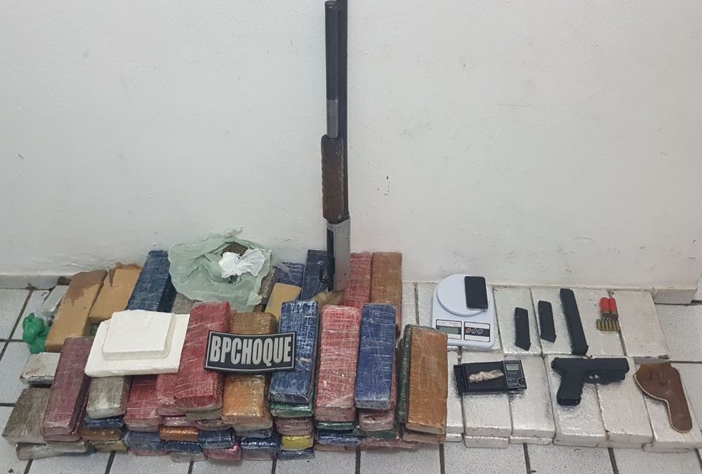 Drogas e armas apreendidas em Parnamirim (Foto: PM/Divulgação)
