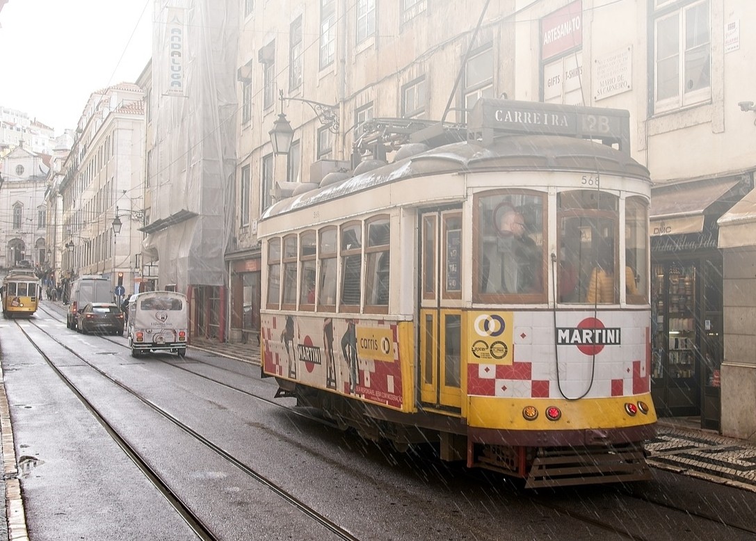 Bondinho circula nas ruas de Lisboa em dia de chuva