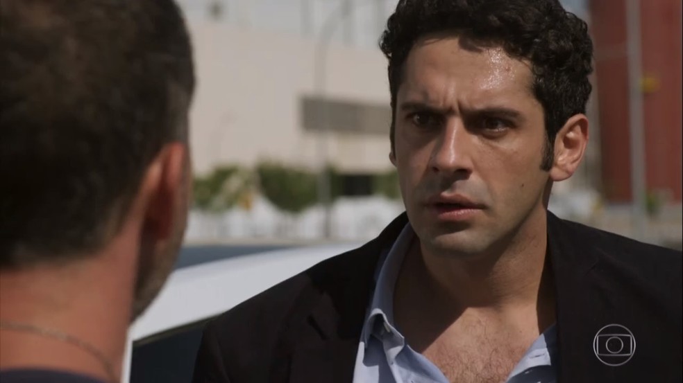 Beto (João Baldasserini) é grosseiro com Apolo (Malvino Salvador) após batida de carro - 'Haja Coração' — Foto: Globo