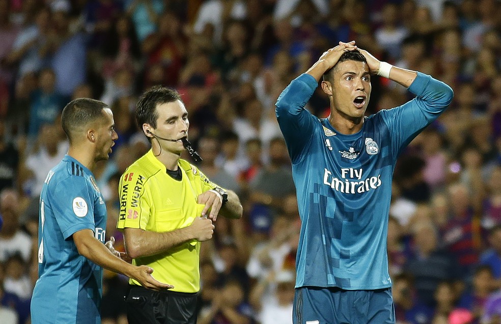 Cristiano Ronaldo indignado com a expulsão (Foto: AP )