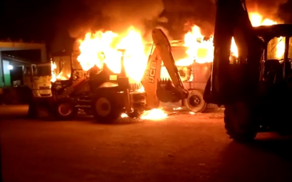 Inc&ecirc;ndio em garagem da prefeitura de Campinorte &mdash; Foto: Reprodu&ccedil;&atilde;o/TV Anhanguera