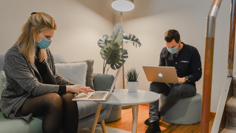 Trabalho de máscara — Foto: Maxime/Unsplash