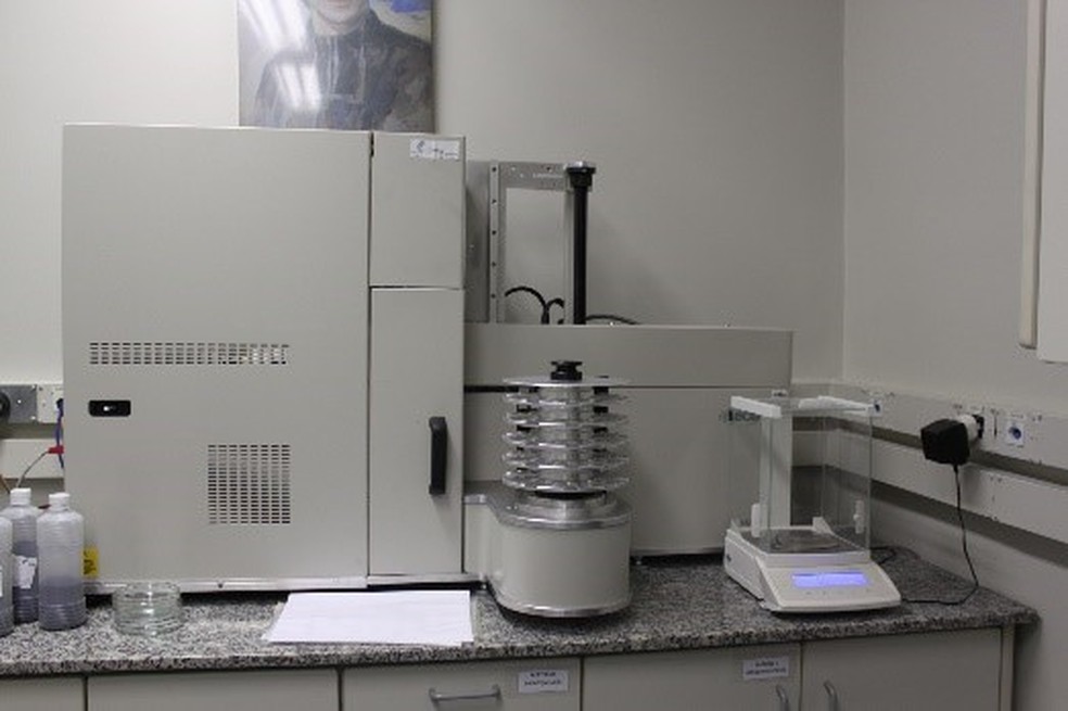 Analisadores elementares estão entre os equipamentos usados para análise de amostras de petróleo — Foto: Divulgação/IPR