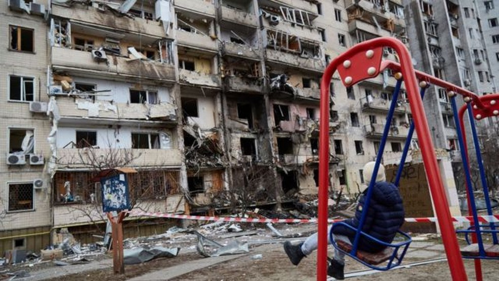 Prédio destruído por bombardeio na capital ucraniana, Kiev — Foto: Pierre Crom/Getty Images