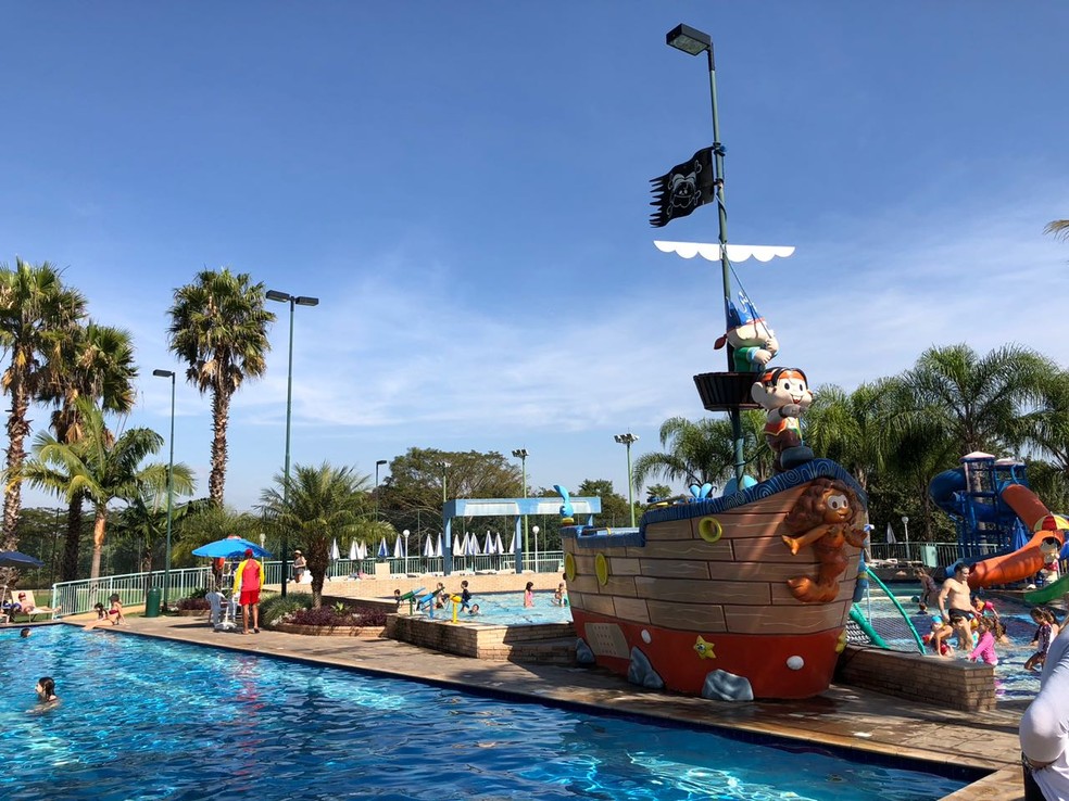 Foto da piscina do resort sendo utilizada em 2018 — Foto: Diego Guichard / GloboEsporte.com