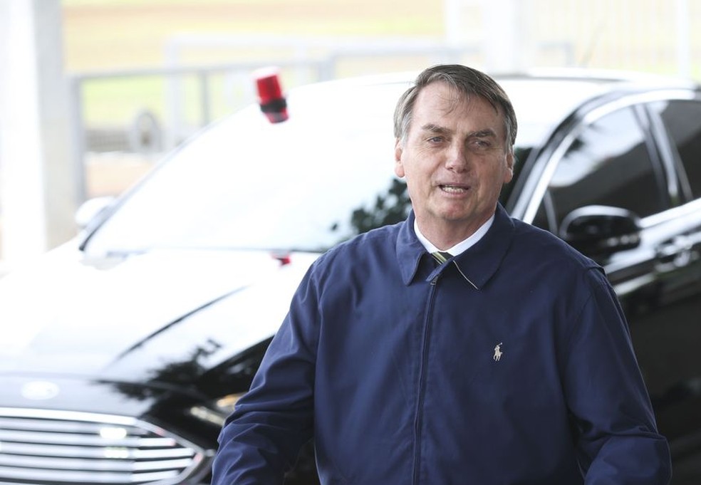 Presidente Jair Bolsonaro na porta do Palácio da Alvorada, em Brasília, nesta quarta-feira (10). — Foto: Antonio Cruz/Agência Brasil