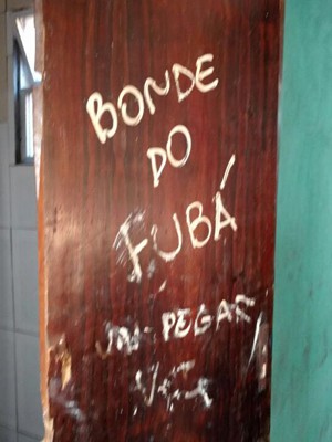 Porta do quarto estava com uma pichação (Foto: Divulgação/ Polícia Civil)