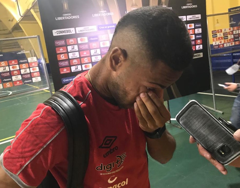 Renan Lodi chora ao se imaginar na seleção brasileira — Foto: Monique Silva