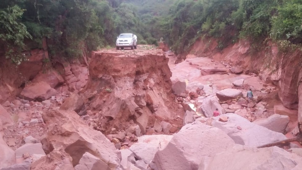 Enxurrada destrói rodovia PI-392 em serra no Sul do Piauí e deixa pessoas feridas — Foto: Divulgação