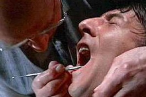 Laurence Olivier, como um dentista nazista, tortura Dustin Hoffman em “Maratona  da Morte” (1976) (Foto: reprodução)