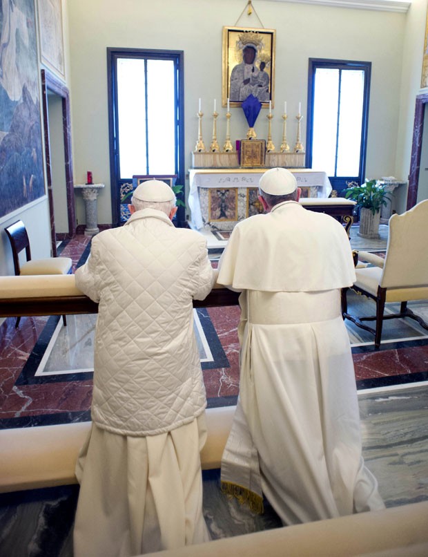 Francisco e Bento XVI rezam juntos em capela (Foto: Osservatore Romano/AP)