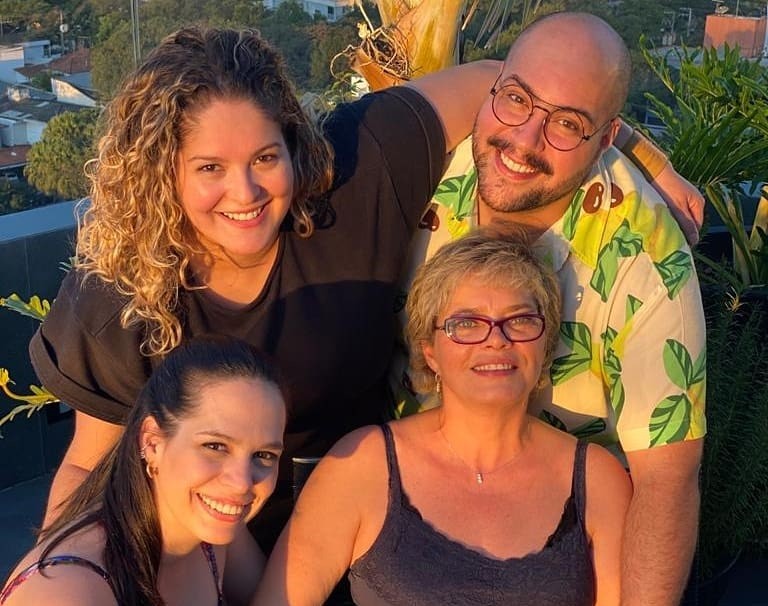 Tiago Abravanel posa com a mãe, Cintia, e as irmãs Lígia e VIvian  (Foto: Reprodução/Instagram)