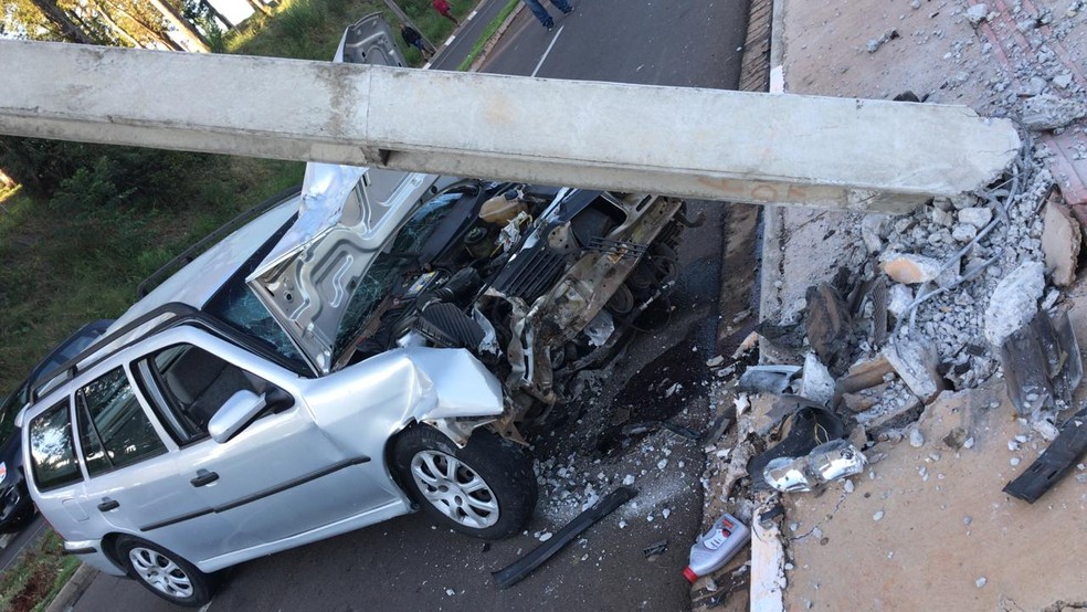 Carro bateu em poste na Rodovia Raimundo Maiolini — Foto: Polícia Militar 