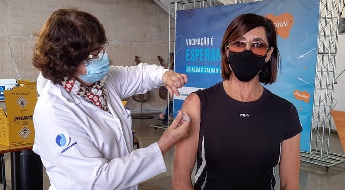 Christiane Torloni recebe segunda dose da vacina contra covid-19 (Foto: Reprodução / Instagram)