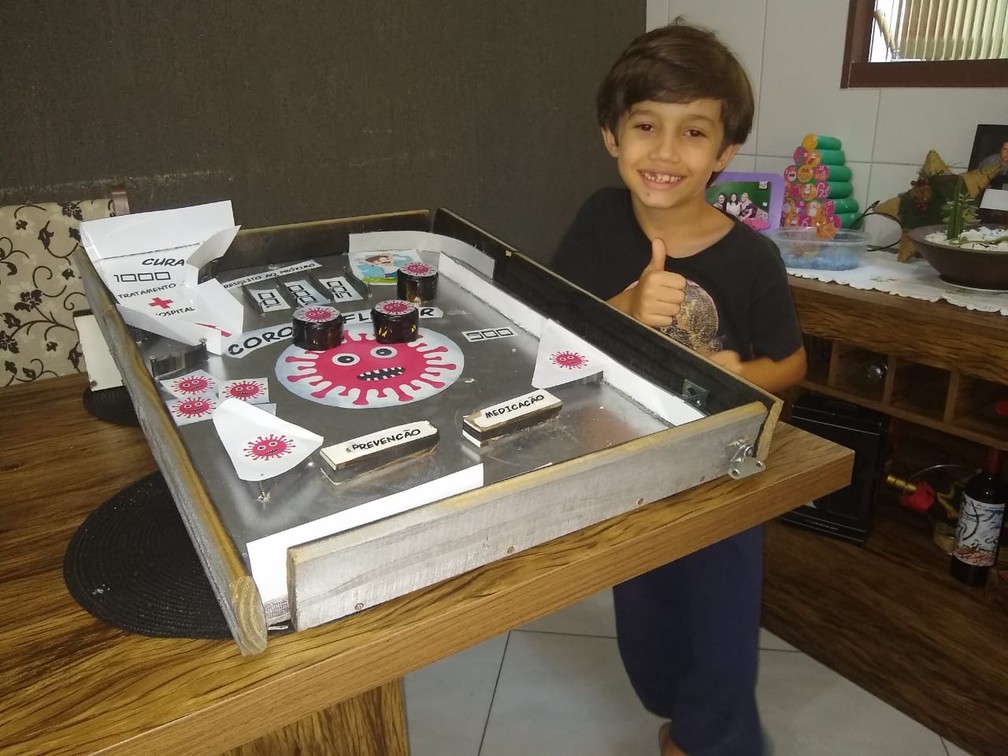 Gael com o fliperama temático do coronavírus — Foto: Arquivo pessoal/Carlos Eduardo Anzolin