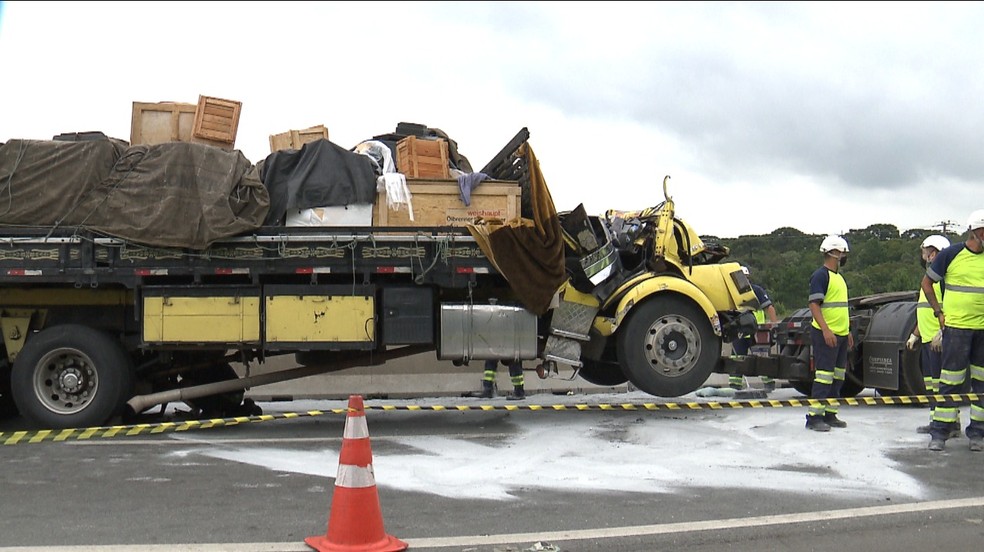Cabine de um dos caminhões envolvidos no acidente ficou completamente destruída — Foto: RPC