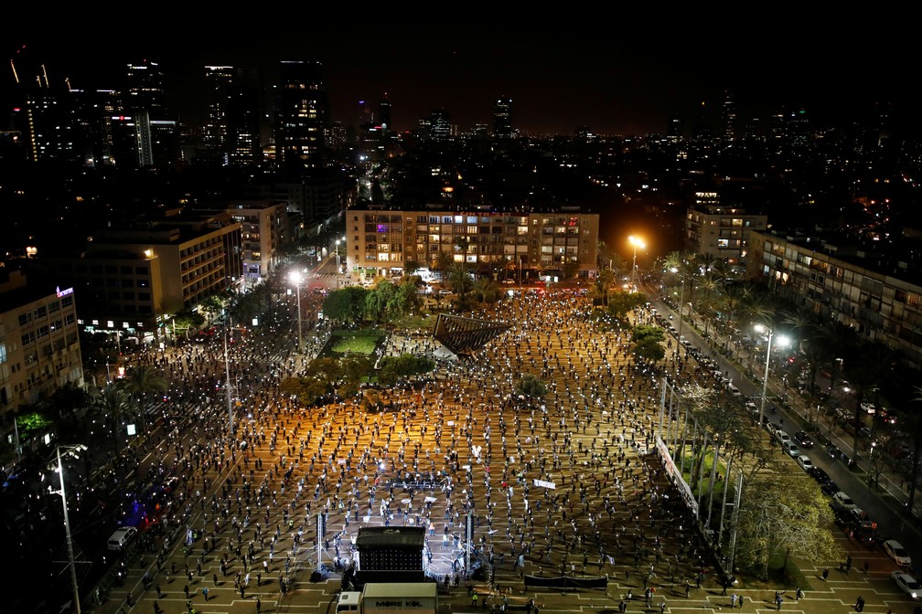 Manifestantes adotam distanciamento para protestar contra Benjamin Netanyahu na praça Rabin, em Tel Aviv (Israel), neste domingo (19) — Foto: Corinna Kern/Reuters
