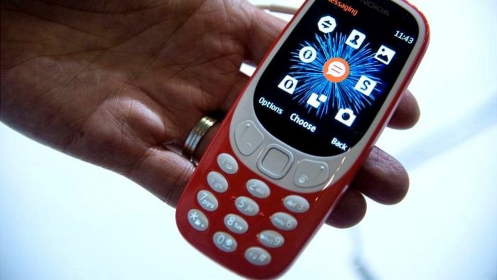 O telefone Nokia 3310 é um dos aparelhos celulares mais vendidos de todos os tempos: 126 milhões de unidades — Foto: Getty Images via BBC