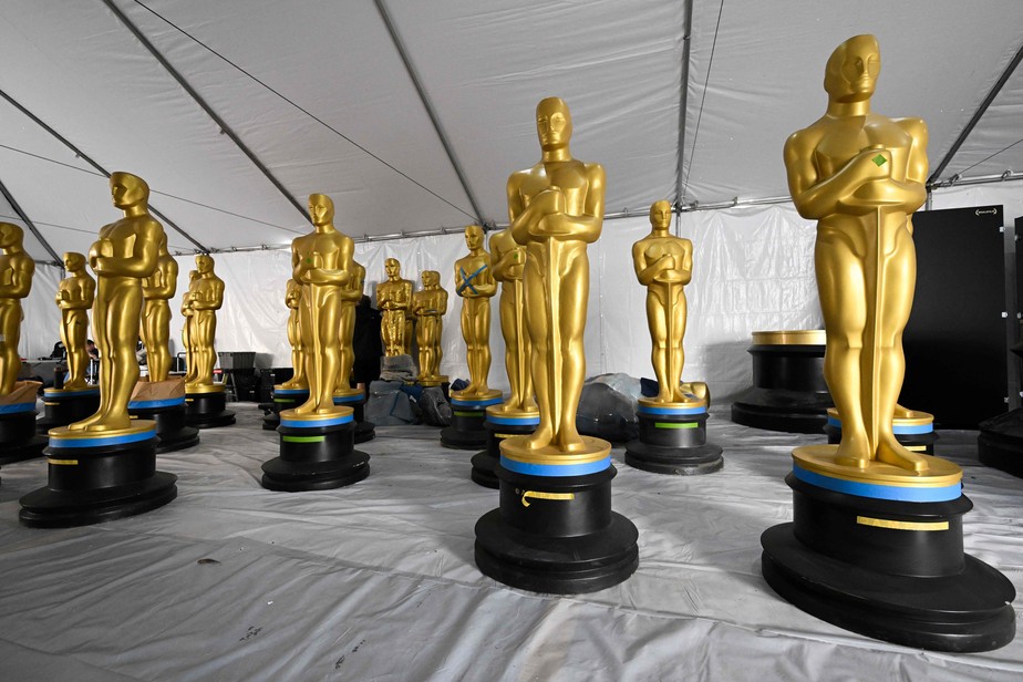 Estatuetas do Oscar aguardam pintura final para a 95ª cerimônia do festival de cinema de Hollywood, em Los Angeles, EUA