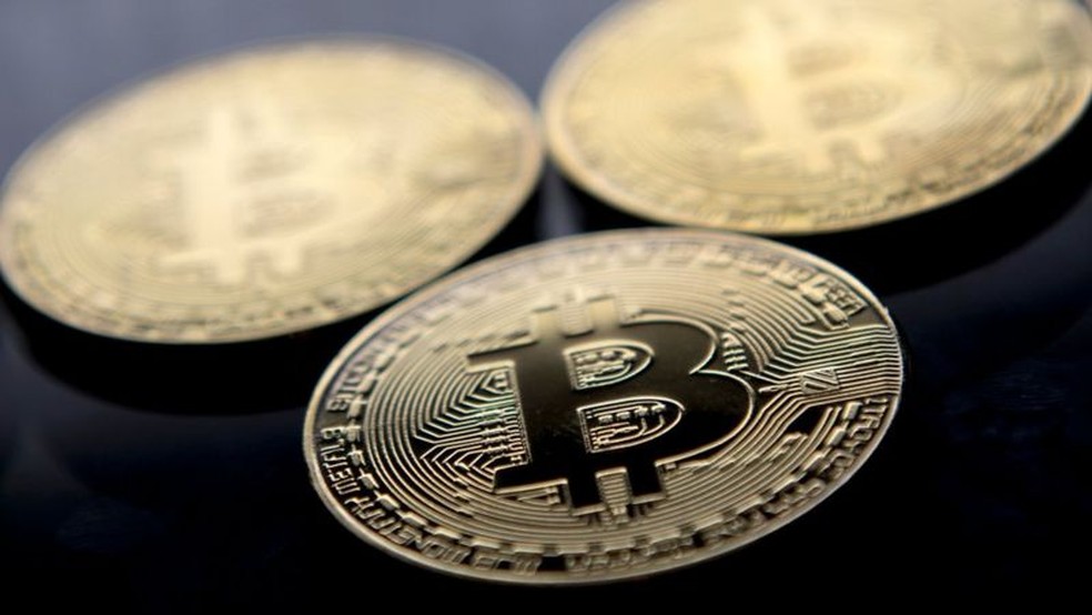 O Bitcoin, aqui representado em moeda ilustrativa — Foto: AFP via BBC