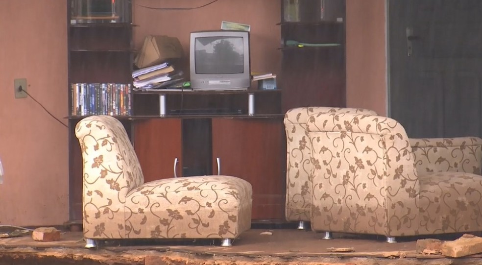 Moveis podiam ser vistos após a queda do muro da casa em Botucatu — Foto: Reprodução/TV TEM