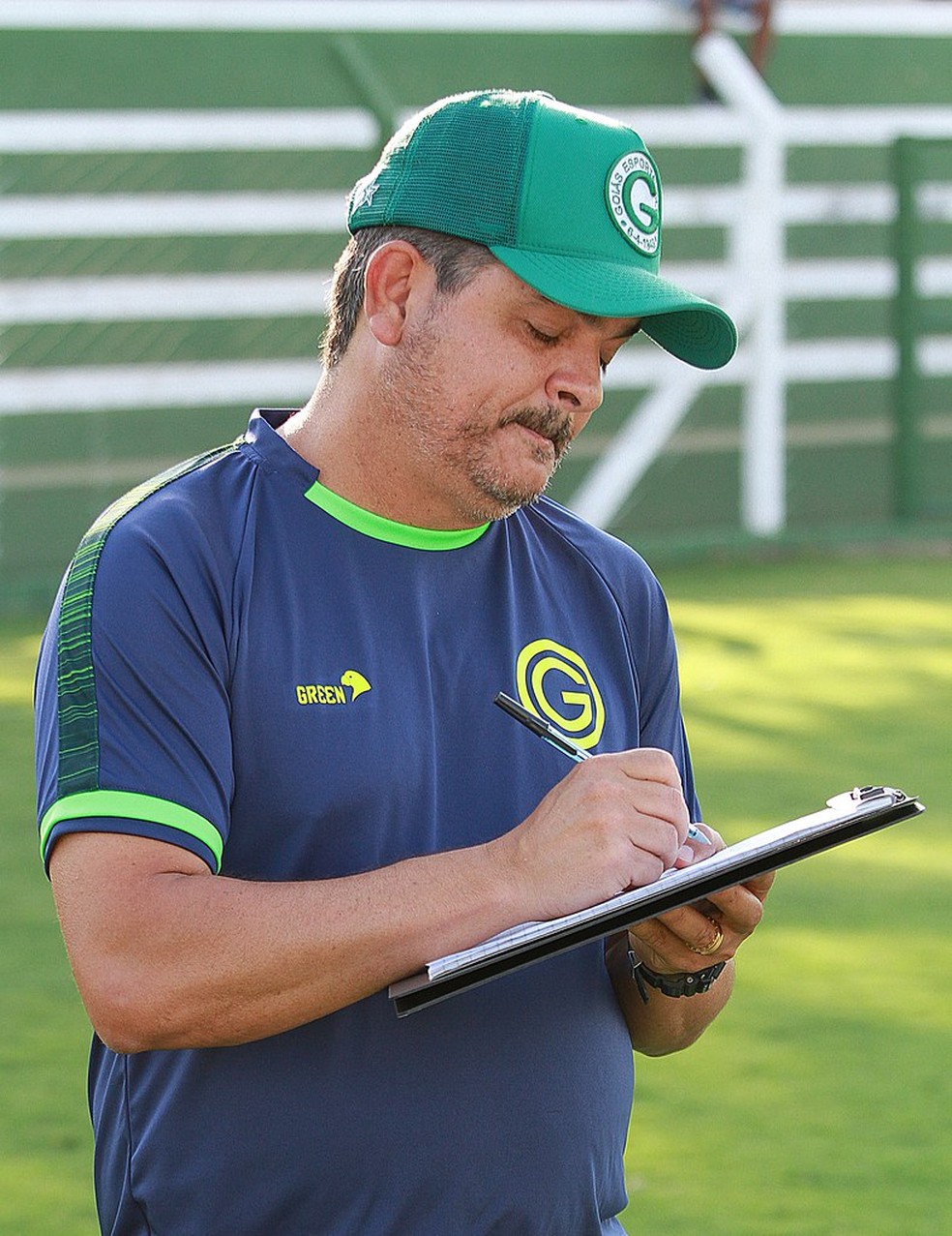 Ney Franco alerta sobre grama sintética em Curitiba — Foto: Rosiron Rodrigues / Goiás E.C.