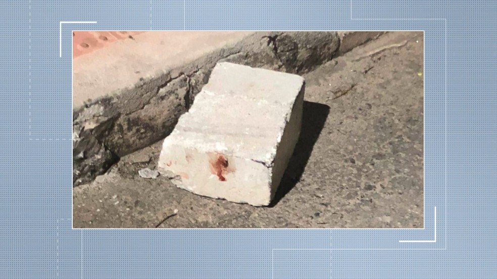 Pedra usada para atingir o estudante, em Jardim da Penha, Vitória — Foto: Reprodução/ TV Gazeta